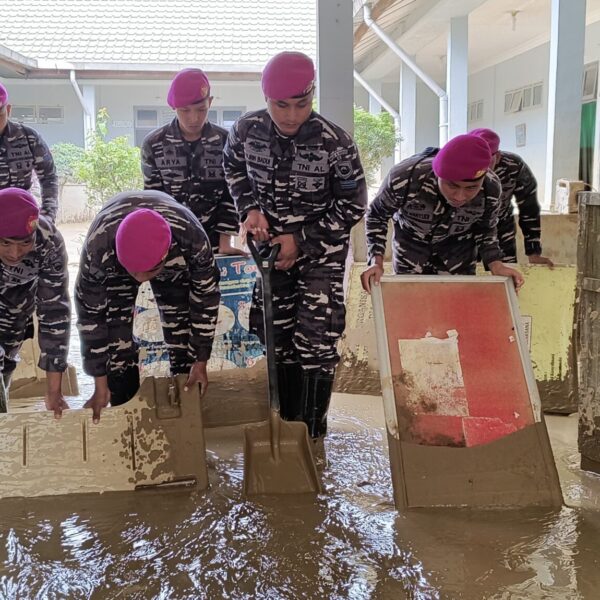 Prajurit Korps Marinir Bersihkan Rumah Sakit dan Distribusi Logistik di Aceh Tamiang Pasca Banjir