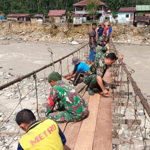 Rusak Akibat Banjir, Prajurit Kodam IM dan Warga Perbaiki Jembatan Gantung di Aceh Tenggara