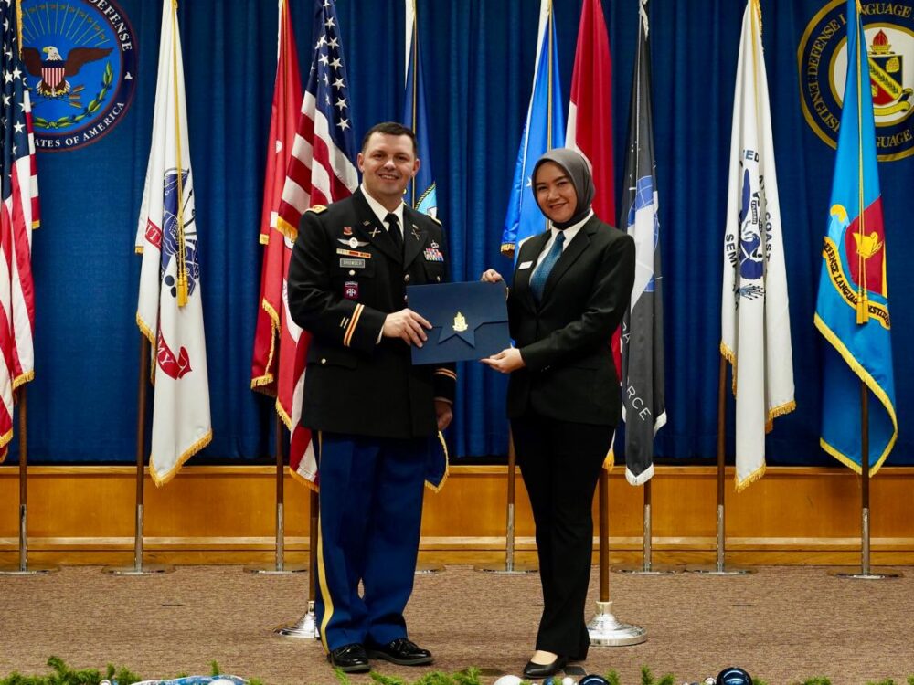 Pusbahasa Kodiklatau Tingkatkan Kualitas Pendidik, PNS III/b Vina Nurhasanah Tuntaskan AELIC 2025 di Amerika Serikat