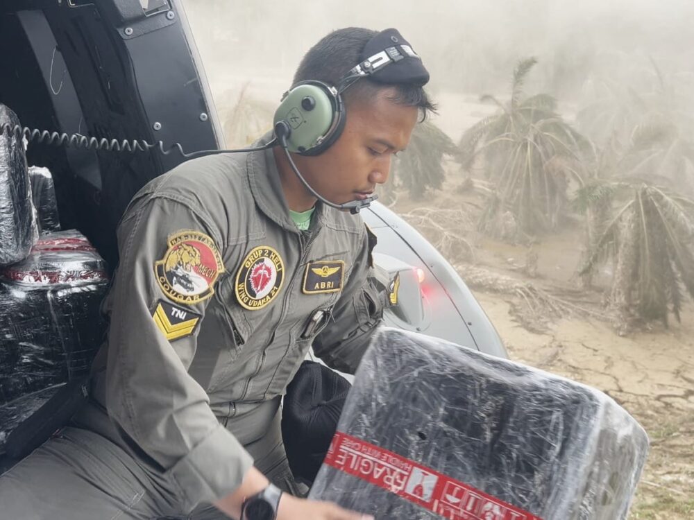 TNI AU Kirim 1.000 Kg Bantuan di Helipad Darurat Desa Sekumur Aceh Tamiang
