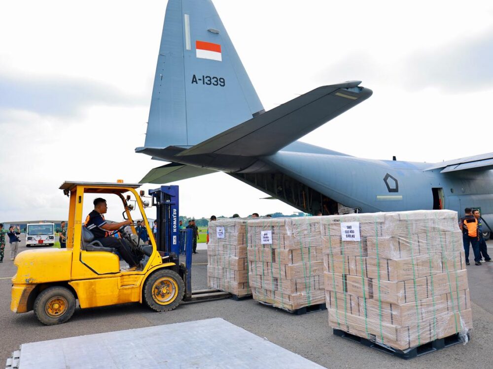 Terus Berlanjut, TNI AU Salurkan 23.286 Kilogram Bantuan Kemanusiaan ke Tiga Wilayah Terdampak Bencana