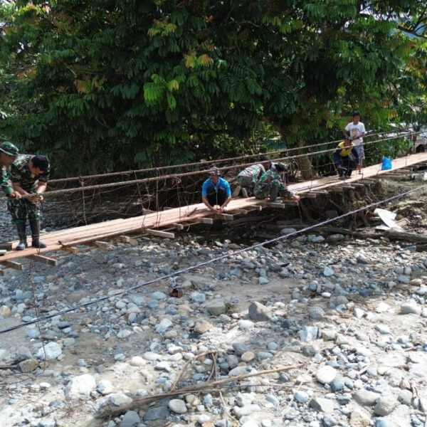 Prajurit Kodam IM Bersama Warga Rampungkan Perbaikan Jembatan Gantung di Aceh Tenggara