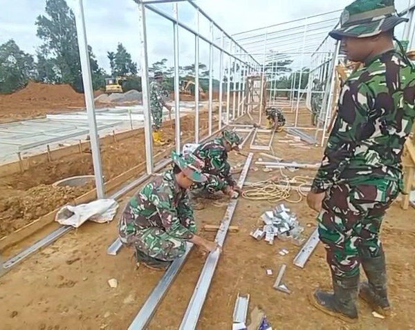 TNI AD Bangun Huntara untuk Korban Tanah Bergerak di Lima Puluh Kota