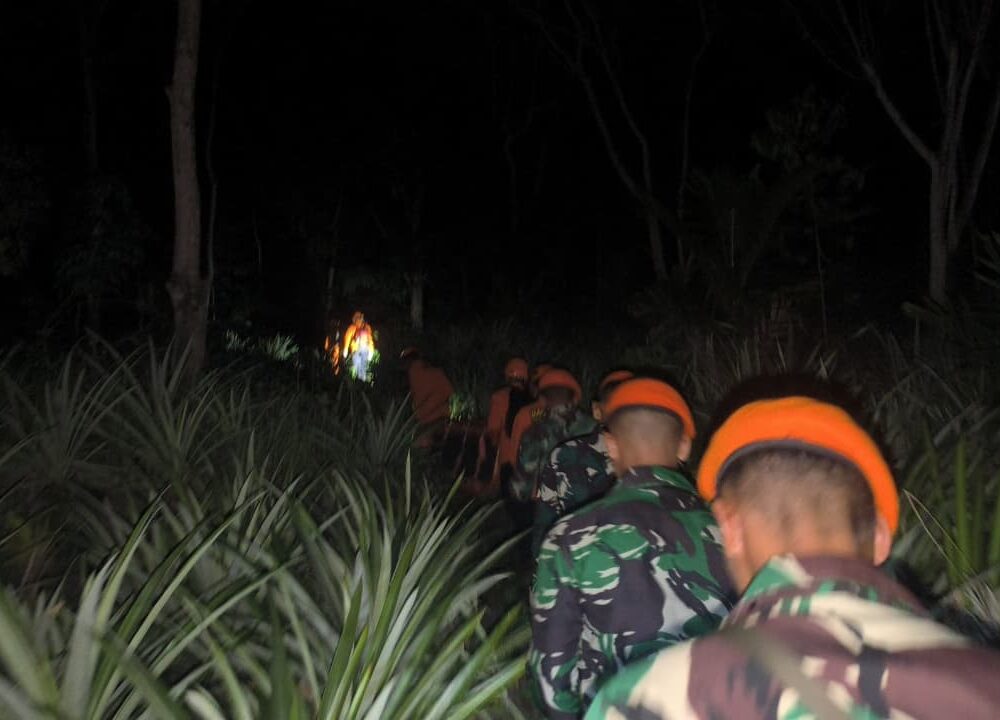 Aksi Cepat Yon Parako 481 Pasgat Evakuasi WNA Korban Kecelakaan di Pegunungan Cyclop