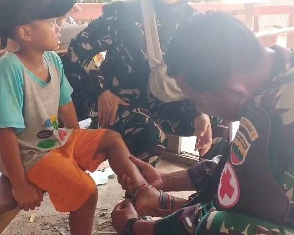 Tim Bantuan Kesehatan Puskesad Layani Pengobatan Warga Terdampak Bencana di Tapanuli Utara
