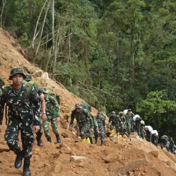 Jalan Kaki, Satgas Gulbencal Salurkan Bantuan ke Desa Terisolir di Sitahuis