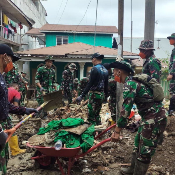 Ratusan Prajurit TNI Bersihkan Pasar Kuala Simpang, Dorong Pemulihan Ekonomi Pascabanjir
