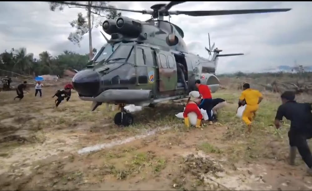 Berhasil Mendarat di Helipad Darurat, Super Puma TNI AU Salurkan 1 Ton Bantuan ke Desa Sekumur