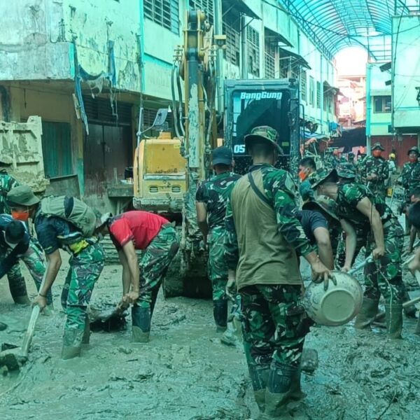 Yonif 115/Macan Leuser dan BNPB Bersihkan Pasar Kota Hongkong Aceh Tamiang