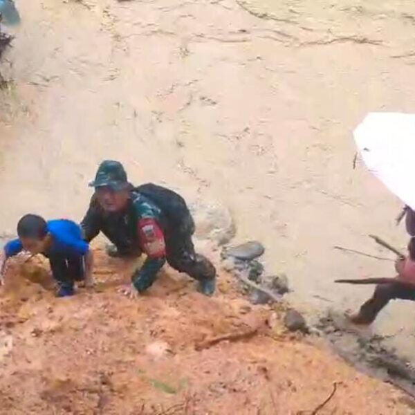Satgas Gulbencal Kodim Tapteng Evakuasi Puluhan Warga Terjebak Banjir Susulan di Kecamatan Tukka
