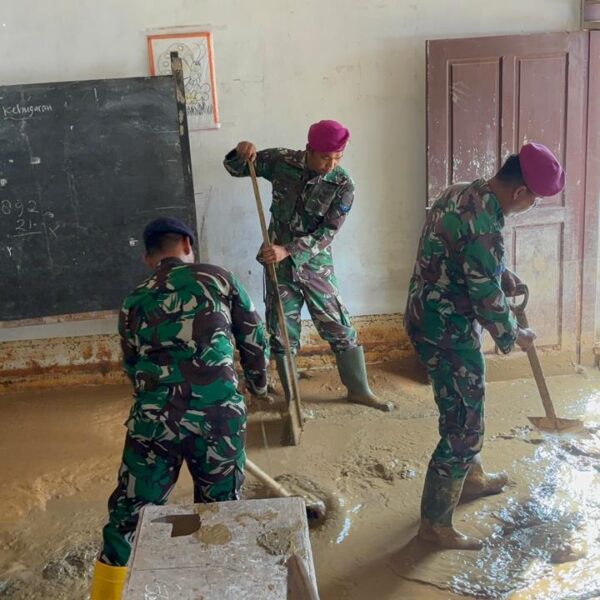 Bahu-Membahu Pulihkan Sekolah Prajurit TNI AL Bersihkan Lumpur di Tukka Tapanuli Tengah