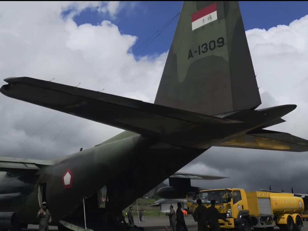 KC-130B Hercules TNI AU Terus Suplai Bahan Bakar untuk Misi Penanggulangan Bencana