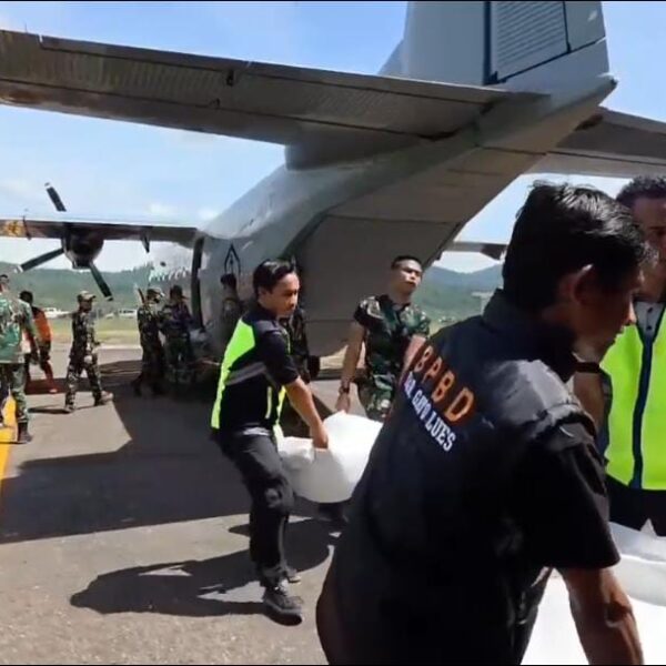 Di Gayo Lues, Pesawat TNI AL Salurkan Bantuan Logistik bagi Masyarakat