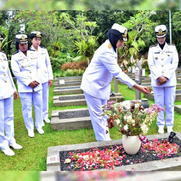 Kenang Jasa Para Pahlawan pada HUT ke-63, Korps Wanita TNI Angkatan Laut Ziarah ke TMPNU Kalibata