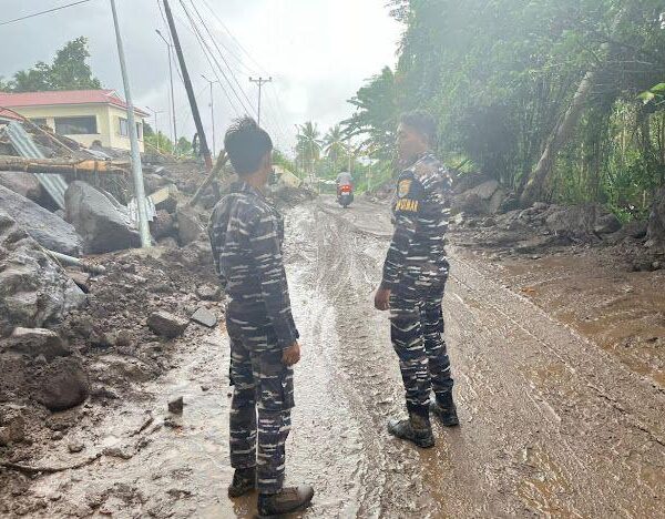 TNI AL Gotong Royong Bantu Masyarakat Terdampak Bencana Banjir Bandang di Kabupaten Siau