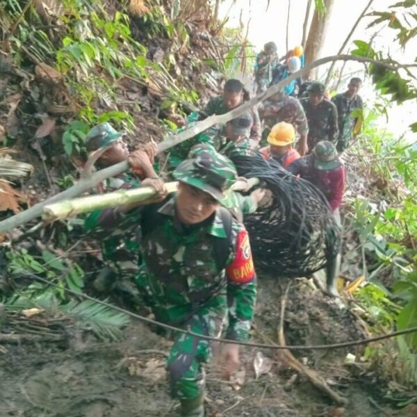 Tempuh Medan Sulit Tiga Hari, TNI dan PLN Distribusikan Genset ke Desa Terpencil Sikundo