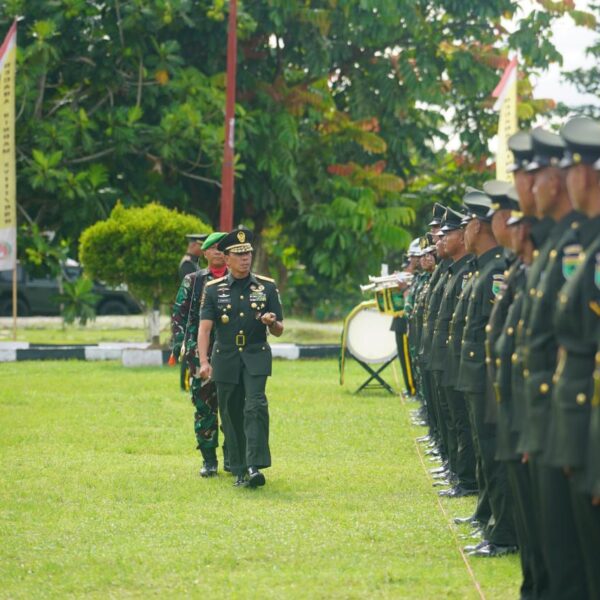 Pangdam Kasuari Pimpin Penutupan Dikmaba If dan Diktukba TNI AD: Bakar Semangat Prajurit, Siap Mengabdi untuk Bangsa, serta Tegakkan Kehormatan Negara