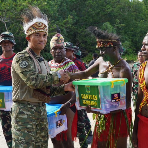 Pangkogabwilhan III Pimpin Penanaman 1.500 Pohon Mangrove di Pantai Saubeba: “Jaga Pesisir dari Abrasi, Lestarikan Lingkungan”