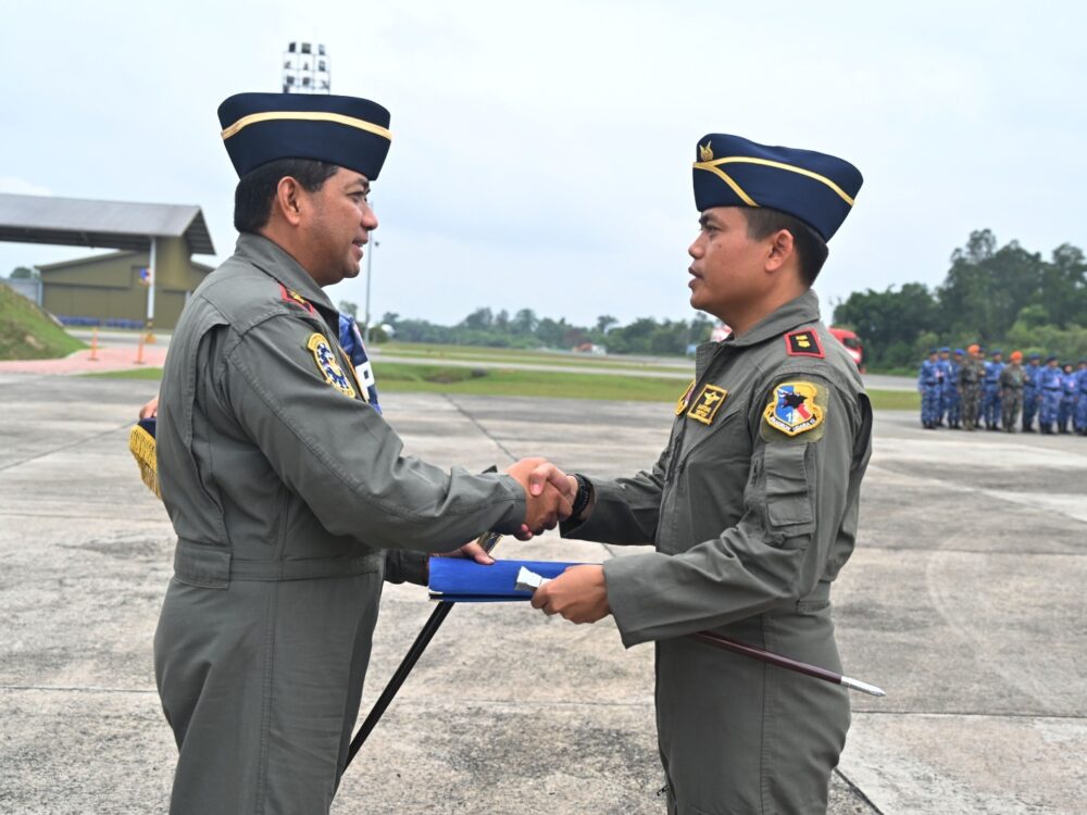 Pangkoopsau Pimpin Tradisi Pelepasan Pesawat Hawk 109/209 dari Skadron Udara 12 ke Skadron Udara 1