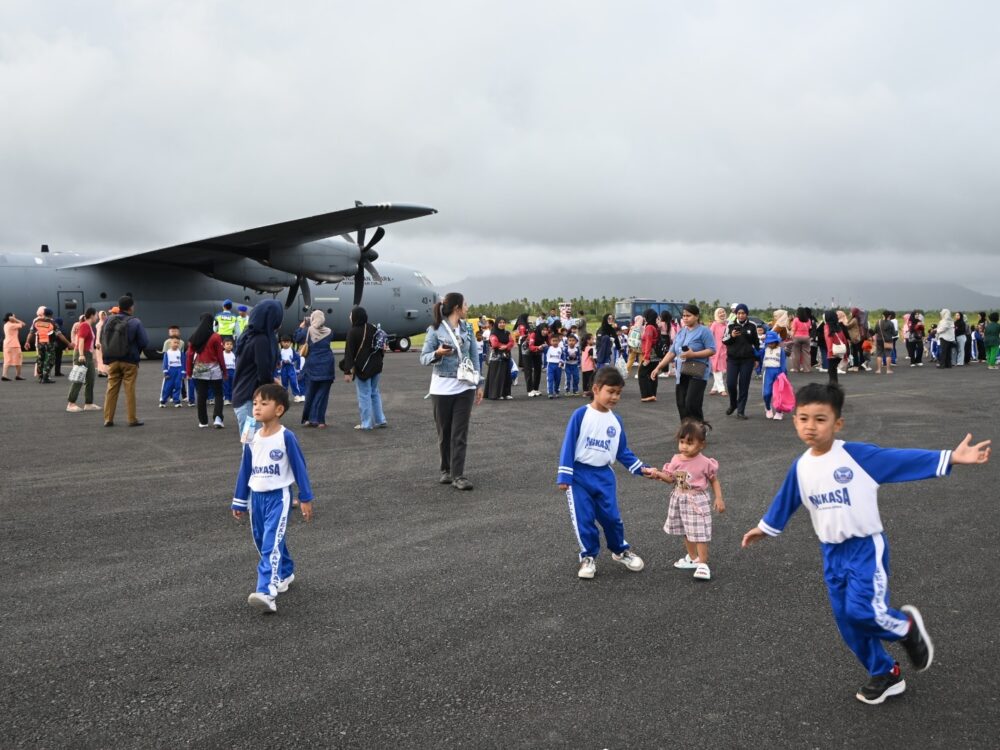Antusiasme Siswa TK–KB Angkasa Saat Mengenal Pesawat C-130J Super Hercules TNI AU di Lanud RSA