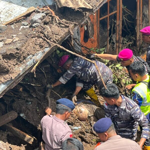 Dari Sulawesi Utara, Prajurit Marinir TNI AL Terus Hadir Cari Korban Hilang di Tengah Longsor