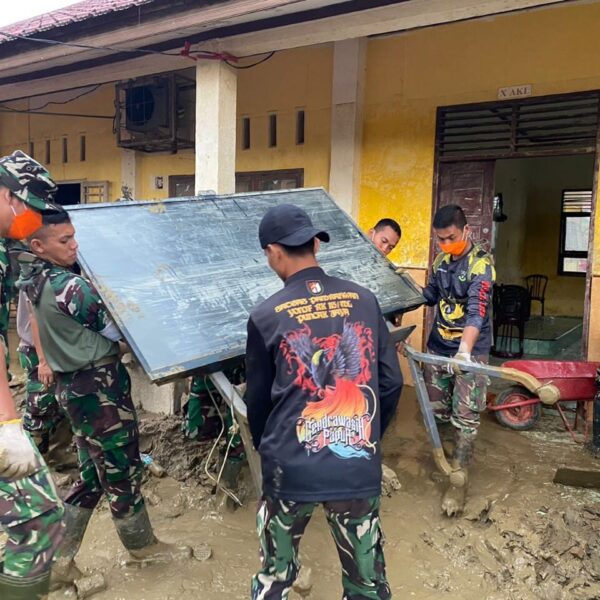 Prajurit TNI, Guru, dan Siswa Gotong Royong Bersihkan SMKN 1 Kuala Simpang