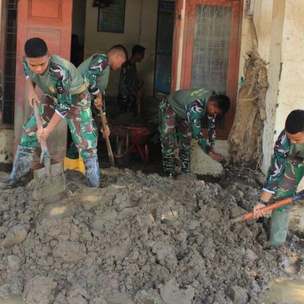 Masih Tertutup Lumpur, Prajurit Yonif TP 857/GG Bersihkan MTsN 2 Pidie Jaya