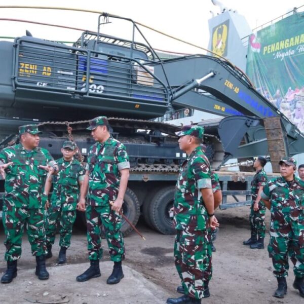 Almatzi Bantuan KASAD untuk Penanganan Bencana Sumut Tiba di Pelabuhan Belawan