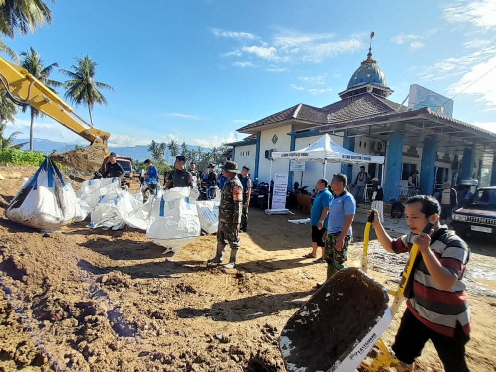 Prajurit Lanud Sutan Sjahrir Terus Bergerak Pulihkan Kelurahan Tabing Banda Gadang Pascabencana Banjir