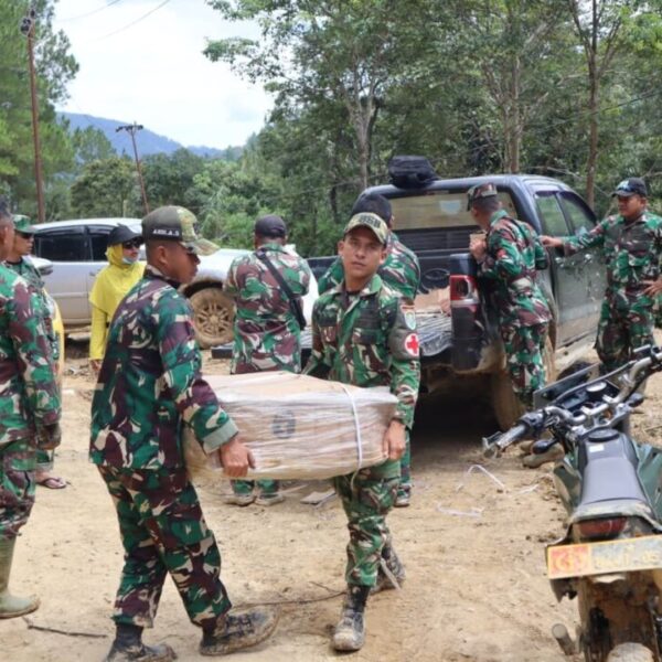 Tembus Medan Sulit Pining, TNI AD Salurkan Bantuan untuk Warga Terdampak Bencana