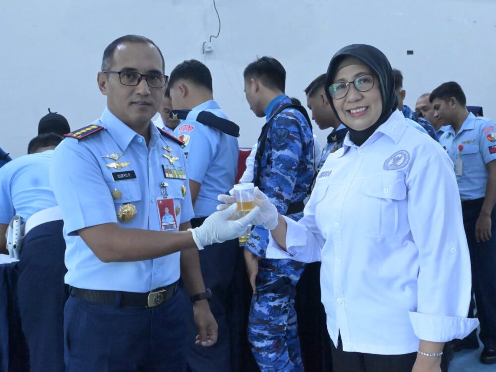Cegah Penyalahgunaan Narkoba, Personel Lanud Zainuddin Abdul Madjid Jalani Tes Urine