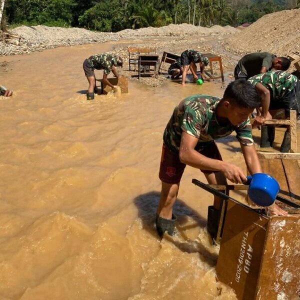 Dukung Kegiatan Belajar, Satgas Gulbencal Kodam I/BB Bersihkan SDN Hutanabolon 2