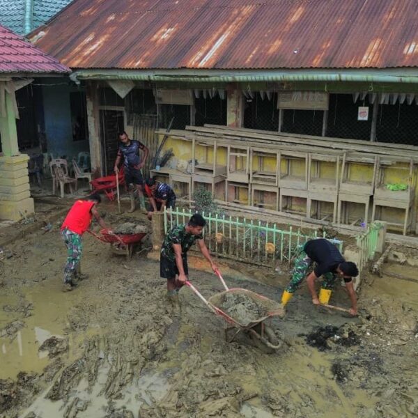 Prajurit Yonif 117/KY Gotong Royong Bersihkan MIN 4 Kuala Simpang