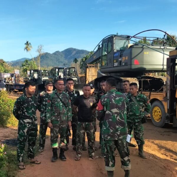 Satgas Gulbencal TNI AD Kerahkan Empat Alat Berat ke Lokasi Bencana Tukka