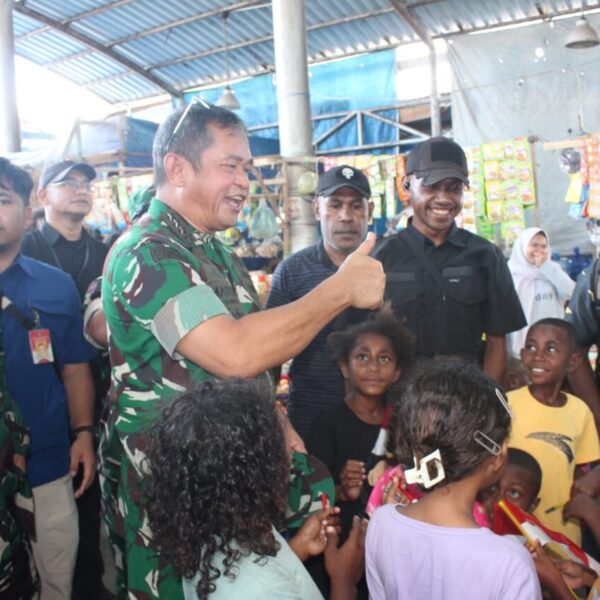 KASAD Dampingi Wapres Pastikan Program Pemerintah Menyentuh Masyarakat Papua