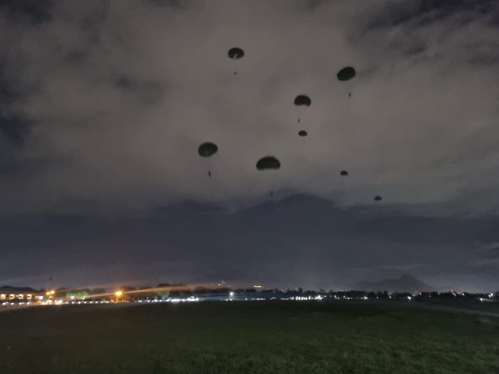 169 Siswa Susparadas TNI AU A-207 Jalani Latihan Terjun Malam