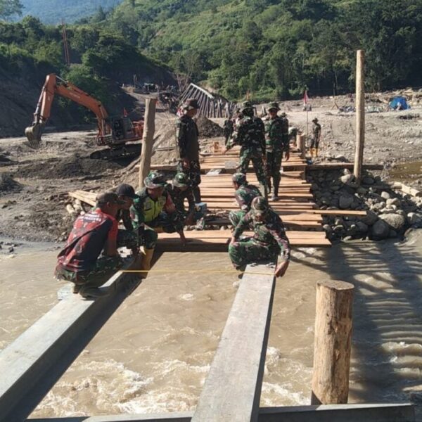 TNI AD dan Warga Gotong Royong Bangun Jembatan Darurat di Burlah