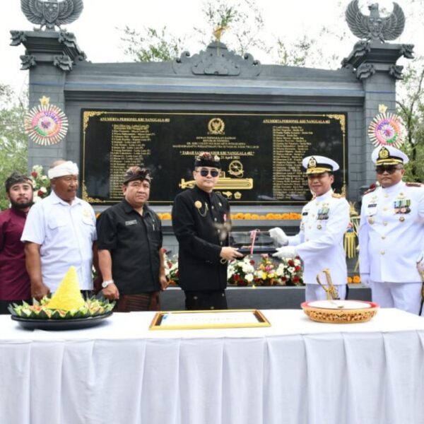 Peringati Hari Dharma Samudera 2026, TNI AL Resikan Monumen Kapal Selam KRI Nanggala-402 di Pantai Prapat Agung