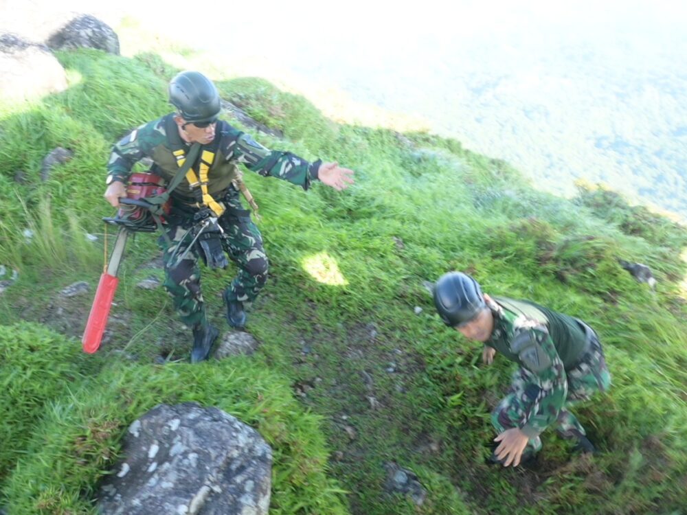 TNI AU Turunkan Korpasgat Usai Temukan Titik Jatuhnya Pesawat ATR 42-500