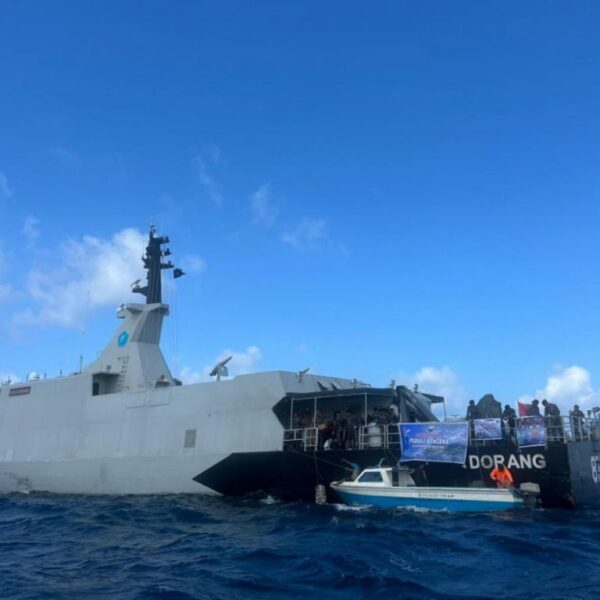 TNI AL Salurkan Bantuan Korban Banjir di Halmahera