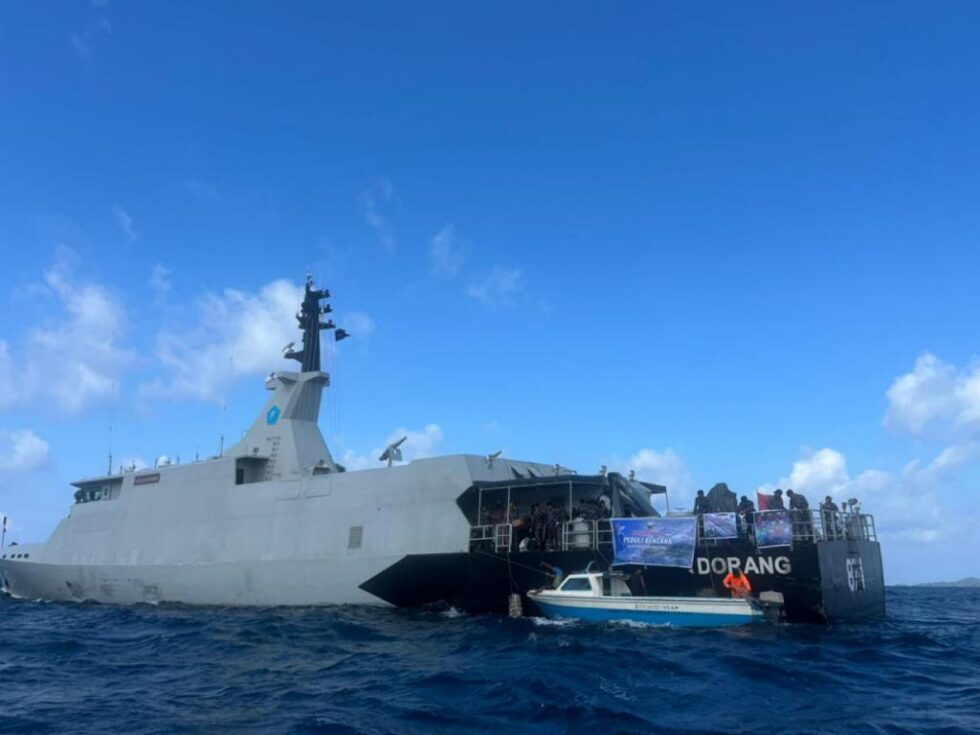 TNI AL Salurkan Bantuan Korban Banjir di Halmahera