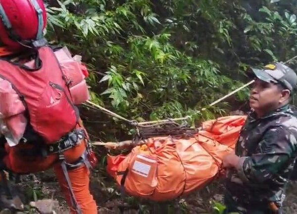 Terjang Medan Ekstrem, TNI AD Lanjutkan Operasi SAR Pesawat ATR 42-500 di Bulusaraung