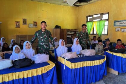 Gelorakan Lagi Semangat Belajar Anak-Anak Rusip Antara, TNI AD Bagikan Tas Sekolah