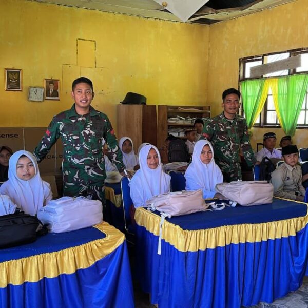 Gelorakan Lagi Semangat Belajar Anak-Anak Rusip Antara, TNI AD Bagikan Tas Sekolah