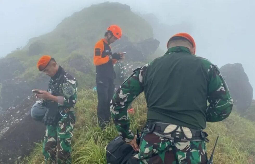 TNI Temukan Lokasi Jatuhnya Pesawat ATR 42-500 di Gunung Bulusaraung