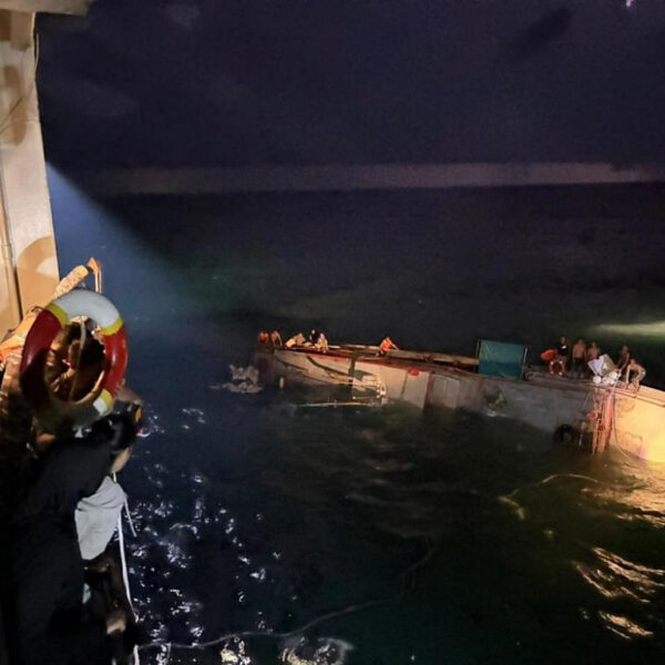 Kapal TNI AL KRI Banjarmasin-592 Berhasil Selamatkan 12 ABK KM Putra Kwantan yang Mengalami Kecalakaan Laut di Laut Arafuru