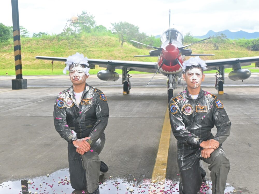 Dua Penerbang Skadron Udara 21 Sukses Terbang Solo dengan EMB-314 Super Tucano