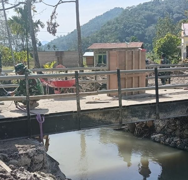 TNI AD Rampungkan Jembatan Permanen di Sungai Mahassan