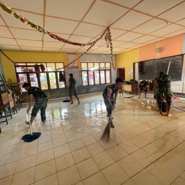 TNI AD Bersihkan Dua Sekolah Terdampak Bencana di Tukka, Aktivitas Belajar Kembali Pulih