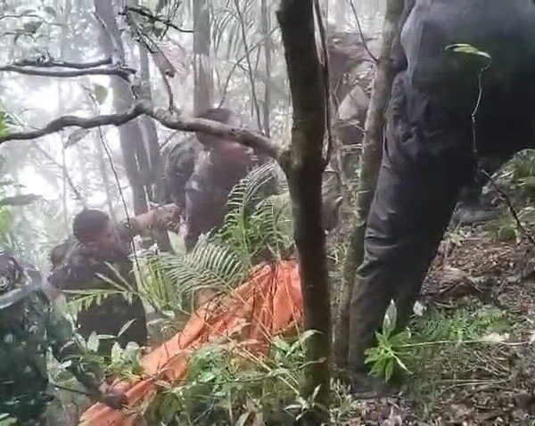 Operasi Kemanusiaan di Bulusaraung, TNI AD Evakuasi Korban Pesawat ATR 42-500